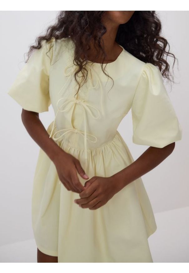 Reserved - Sukienka mini z wiązaniem - jasnożółty. Kolor: żółty. Materiał: dzianina. Długość: mini