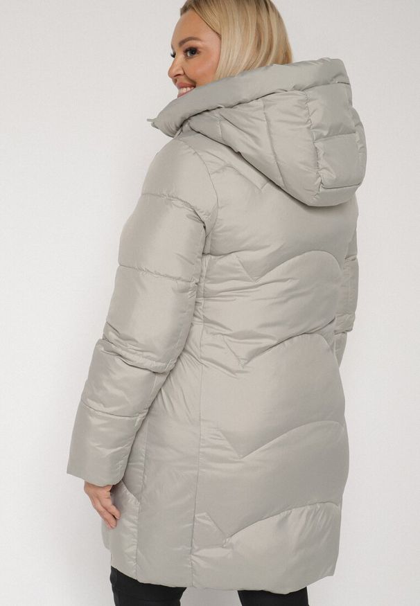 Born2be - Jasnozielona Długa Pikowana Kurtka z Nieodpinanym Kapturem Mevessia. Okazja: na co dzień. Kolor: zielony. Materiał: jeans. Długość: długie. Styl: klasyczny, casual, elegancki