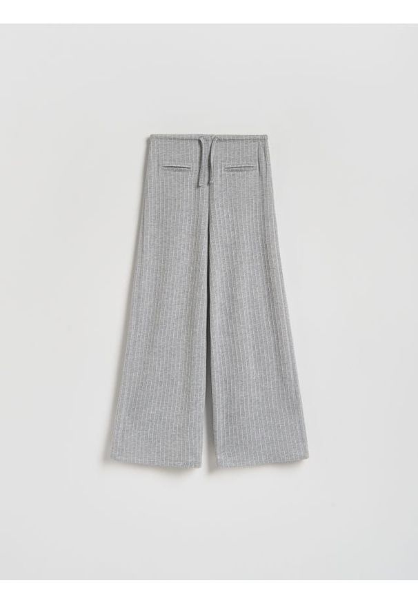 Reserved - Spodnie z dodatkiem wiskozy - jasnoszary. Kolor: szary. Materiał: wiskoza