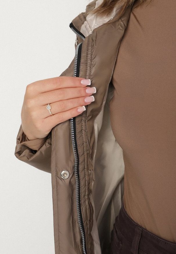 Born2be - Brązowa Casualowa Kurtka z Kapturem i Ozdobnymi Sznurkami Evialinae. Okazja: na co dzień. Typ kołnierza: kaptur. Kolor: brązowy. Materiał: poliester, jeans. Styl: casual