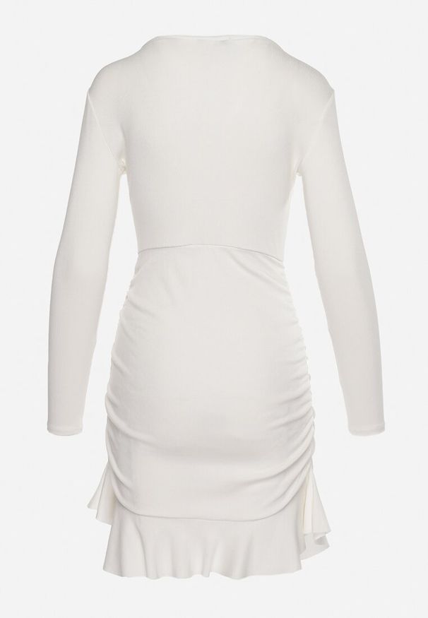 Born2be - Biała Wiskozowa Sukienka z Kopertowym Dekoltem z Lekką Falbanką Pastaria. Okazja: na co dzień. Kolor: biały. Materiał: wiskoza. Długość rękawa: długi rękaw. Typ sukienki: kopertowe. Styl: wizytowy, casual