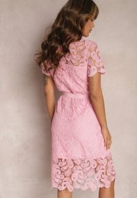 Renee - Różowa Koronkowa Sukienka Koszulowa Midi z Paskiem Azariela. Kolor: różowy. Materiał: koronka. Typ sukienki: koszulowe. Długość: midi