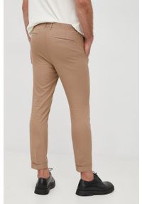 AllSaints spodnie z domieszką wełny męskie kolor brązowy dopasowane. Kolor: brązowy. Materiał: wełna
