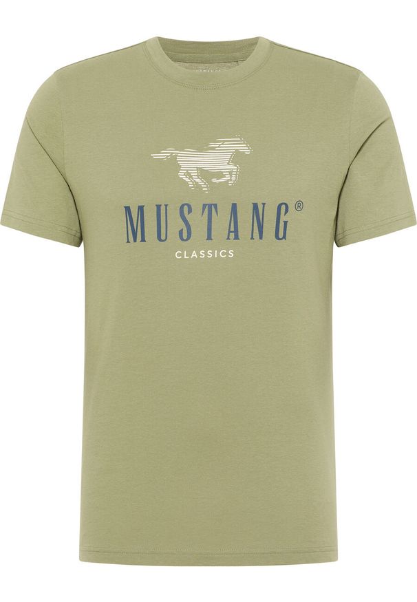 Mustang - MUSTANG ALEX C PRINT MĘSKI T-SHIRT KOSZULKA LOGO NADRUK OIL GREEN 1013808 6273. Wzór: nadruk