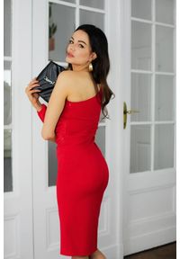 Kartes Moda - Asymetryczna Sukienka z Szyfonowym Rękawem - Czerwona. Kolor: czerwony. Materiał: szyfon. Typ sukienki: asymetryczne