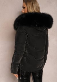 Renee - Czarna Kurtka z Ozdobnym Pikowaniem z Kapturem i Futerkiem Santima. Typ kołnierza: kaptur. Kolor: czarny. Materiał: futro. Sezon: jesień #4