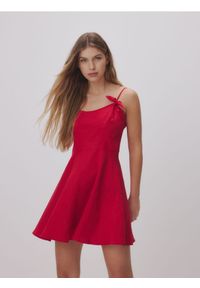 Reserved - Sukienka mini z kokardkami - czerwony. Typ kołnierza: kokarda. Kolor: czerwony. Materiał: bawełna, len, wiskoza, tkanina. Długość: mini #1