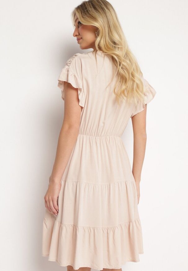 Born2be - Beżowa Sukienka z Gumką w Pasie Ozdobiona Falbanką i Wiązana Materiałowym Paskiem Tiamalou. Typ kołnierza: dekolt w łódkę. Kolor: beżowy. Materiał: materiał. Długość rękawa: krótki rękaw. Wzór: aplikacja