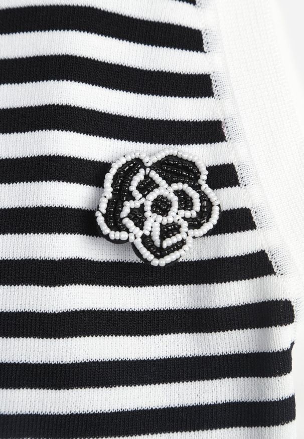 Born2be - Biało-Czarny Top w Paski z Broszką Duzette. Kolor: biały. Materiał: wiskoza, tkanina. Długość rękawa: bez rękawów. Wzór: paski. Styl: elegancki