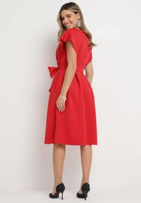 Born2be - Czerwona Rozkloszowana Sukienka Midi z Trójkątnym Dekoltem i Paskiem w Talii Tulika. Kolor: czerwony. Typ sukienki: kopertowe. Styl: elegancki. Długość: midi #5