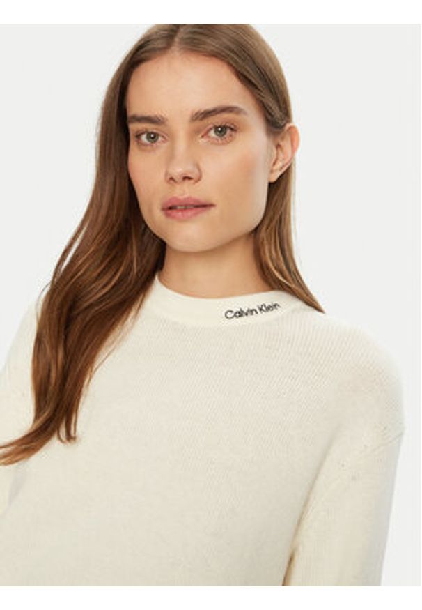 Calvin Klein Jeans Sweter Logo Embro J20J225073 Écru Regular Fit. Materiał: bawełna