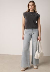 Born2be - Czarny Bawełniany Top z Efektem Sprania Belatia. Okazja: na co dzień. Kolor: czarny. Materiał: bawełna. Styl: casual #2