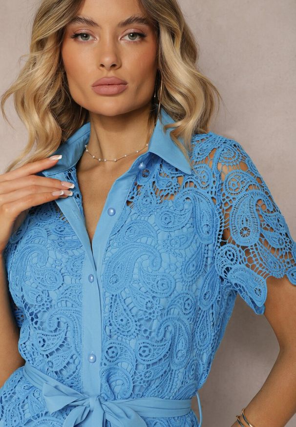 Renee - Niebieska Koronkowa Sukienka Koszulowa Midi z Paskiem Azariela. Kolor: niebieski. Materiał: koronka. Typ sukienki: koszulowe. Długość: midi