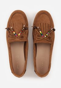 Born2be - Jasnobrązowe Mokasyny VICES z Wkładką ze Skóry Naturalnej i Ozdobnymi Koralikami Neni. Okazja: na co dzień. Kolor: brązowy. Materiał: skóra. Styl: casual, klasyczny, elegancki #4