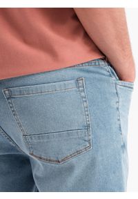 Ombre Clothing - Męskie krótkie spodenki jeansowe z przetarciami i podwiniętą nogawką – jasnoniebieskie V1. Okazja: na co dzień. Kolor: niebieski. Materiał: jeans. Długość: krótkie. Wzór: aplikacja. Sezon: lato. Styl: casual