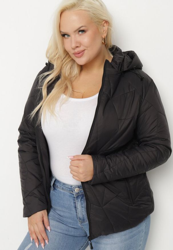 Born2be - Czarna Kurtka Wiatrówka Pikowana z Odpinanym Kapturem Delmenea. Okazja: na co dzień. Kolor: czarny. Materiał: jeans. Styl: elegancki, casual