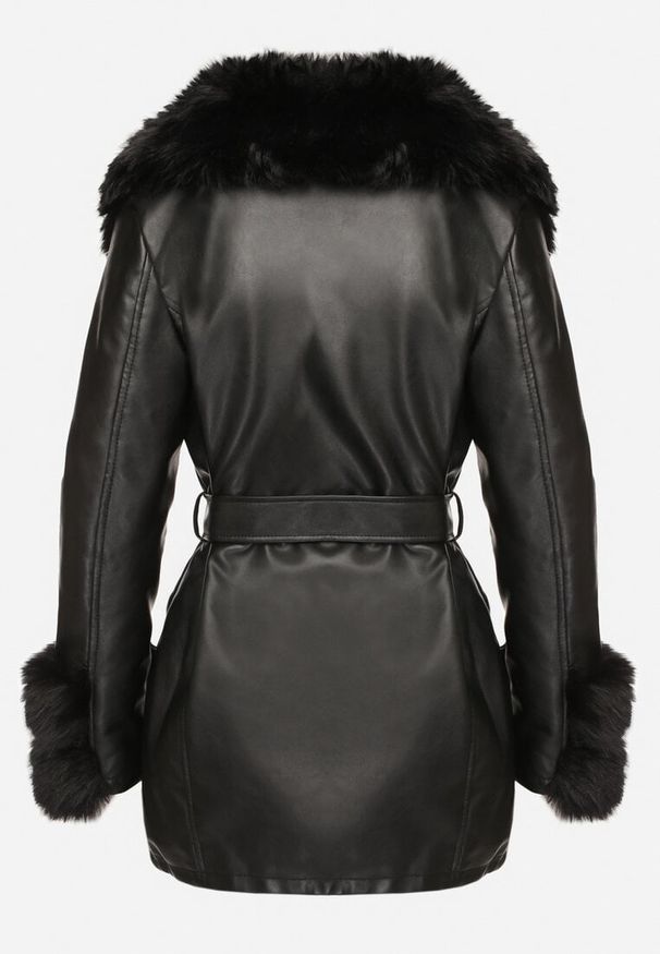 Born2be - Czarna Taliowana Kurtka z Imitacji Skóry Obszyta Futerkiem Tilista. Okazja: na co dzień. Kolekcja: plus size. Kolor: czarny. Materiał: skóra, futro. Długość rękawa: długi rękaw. Długość: długie. Styl: klasyczny, elegancki, casual