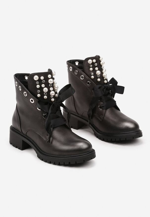 Renee - Srebrne Botki z Ozdobnymi Sznurówkami Perłami i Cyrkoniami Jovilda. Okazja: na co dzień. Kolor: srebrny. Materiał: skóra, jeans. Wzór: aplikacja. Obcas: na obcasie. Styl: casual, rockowy. Wysokość obcasa: średni