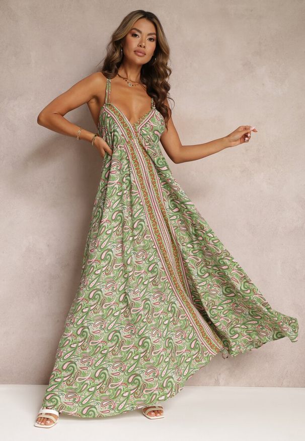 Renee - Jasnozielona Rozkloszowana Sukienka Maxi Wiązana na Szyi z Wiskozy z Printem Paisley Olympie. Kolor: zielony. Materiał: wiskoza. Wzór: paisley, nadruk. Sezon: lato, wiosna. Styl: boho. Długość: maxi