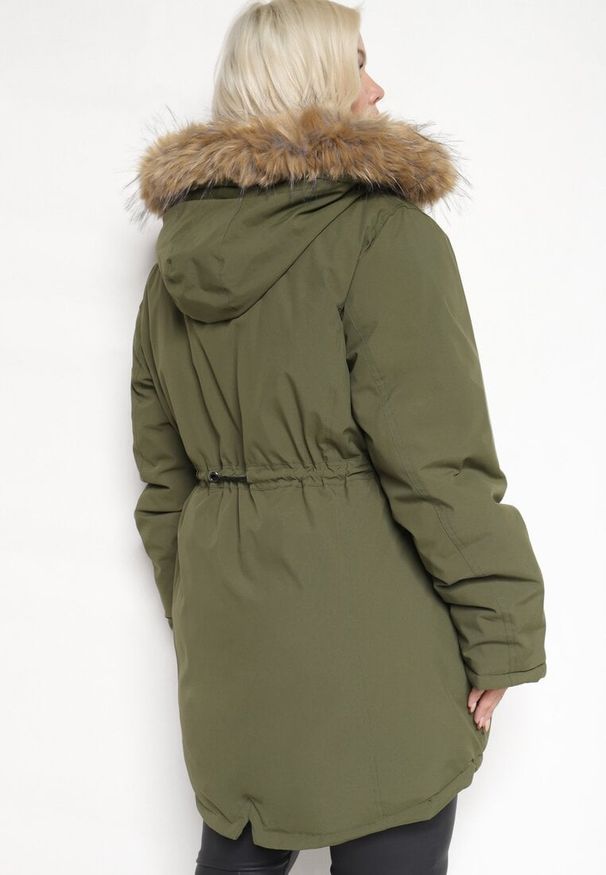 Born2be - Ciemnozielona Kurtka Parka Ocieplana z Troczkami i Odpinanym Kapturem Innorina. Kolor: zielony. Materiał: jeans. Długość rękawa: długi rękaw. Długość: długie. Sezon: zima