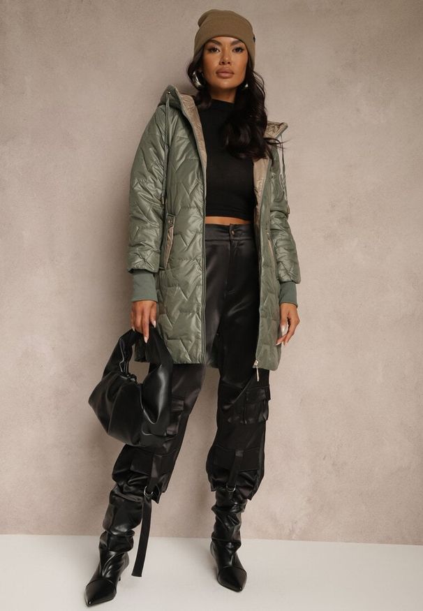 Renee - Zielona Casualowa Kurtka z Kapturem i Pikowanymi Przeszyciami Emmize. Okazja: na co dzień. Typ kołnierza: kaptur. Kolor: zielony. Materiał: jeans. Styl: casual