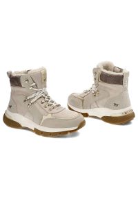 Beżowe Botki Mustang Damskie Ocieplane Obuwie. Kolor: beżowy. Materiał: syntetyk, skóra ekologiczna, futro. Szerokość cholewki: normalna. Sezon: zima. Obcas: na platformie. Styl: wakacyjny #2
