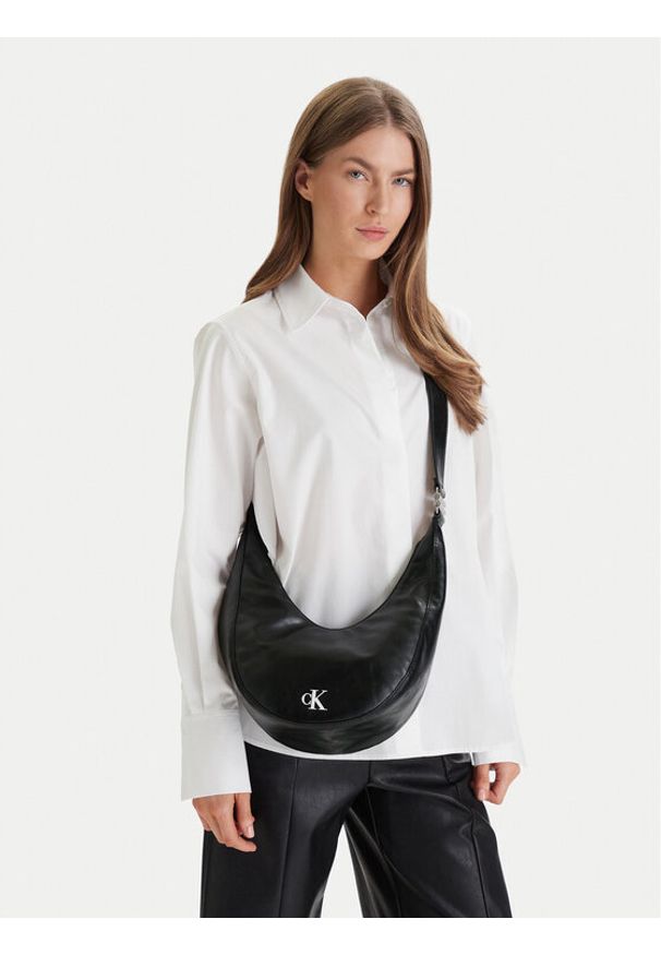 Calvin Klein Torebka Buckle Convertible Small Hobo LV04F3512G Czarny. Kolor: czarny. Materiał: skórzane