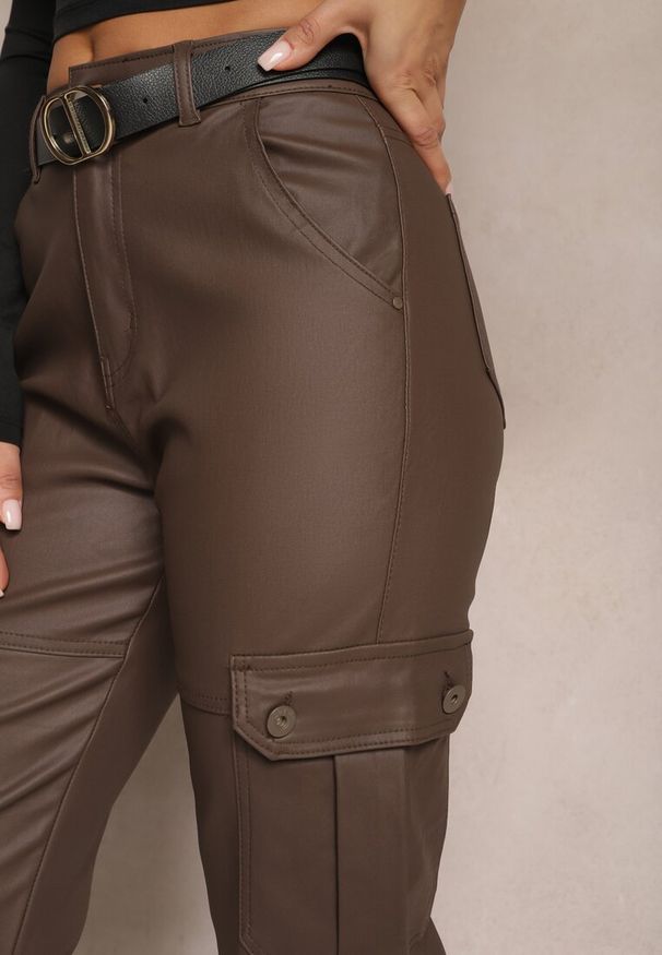 Renee - Brązowe Spodnie Cargo z Ekoskóry ze Ściągaczem Selani. Okazja: na co dzień. Kolor: brązowy. Materiał: skóra. Wzór: aplikacja. Styl: casual