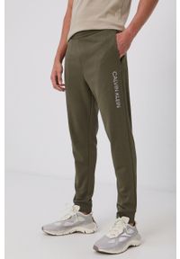 Calvin Klein Performance - Spodnie. Kolor: zielony. Materiał: dzianina. Wzór: nadruk
