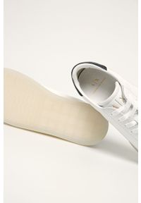 Armani Exchange - Buty skórzane. Zapięcie: sznurówki. Kolor: biały. Materiał: skóra. Szerokość cholewki: normalna #5