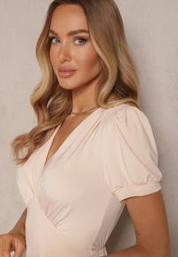 Renee - Jasnobeżowa Rozkloszowana Sukienka z Wiskozą Koktajlowa z Poduszkami w Ramionach Mimiza. Okazja: na imprezę. Typ kołnierza: dekolt w kształcie V. Kolor: beżowy. Materiał: wiskoza. Długość rękawa: krótki rękaw. Sezon: lato. Typ sukienki: rozkloszowane. Styl: wizytowy