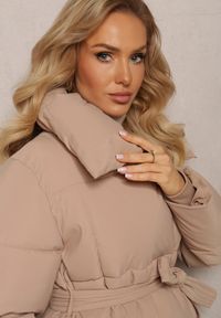 Renee - Beżowa Pikowana Kurtka z Paskiem w Talii i Szerokim Kołnierzem Fusteni. Kolor: beżowy. Materiał: tkanina. Sezon: jesień, zima #5