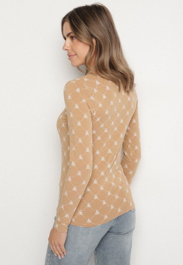 Born2be - Beżowa Bawełniana Bluzka z Półgolfem Typu Longsleeve z Geometrycznym Wzorem Tilianna. Okazja: na imprezę, na co dzień, do pracy, na spotkanie biznesowe. Kolor: beżowy. Materiał: bawełna. Długość rękawa: długi rękaw. Wzór: geometria. Styl: casual, elegancki, biznesowy, klasyczny