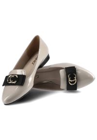 Czółenka damskie Karino, ze skórzaną lakierowaną cholewką ozdobnym paskiem z metalową aplikacją i niską elastyczną podeszwą, beżowe, 3691-001-P. Okazja: na co dzień, do pracy, na spotkanie biznesowe. Zapięcie: pasek. Kolor: beżowy. Szerokość cholewki: normalna. Wzór: aplikacja. Materiał: lakier, skóra. Obcas: na obcasie. Styl: biznesowy, casual, elegancki. Wysokość obcasa: niski #2