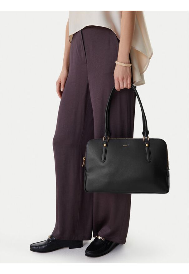 Furla Torebka Giulia L WB01872 BX0460 CN O6000 Czarny. Kolor: czarny. Materiał: skórzane, zamszowe