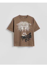 Reserved - Bawełniany t-shirt z nadrukiem - oliwkowy. Kolor: oliwkowy. Materiał: bawełna. Wzór: nadruk #1