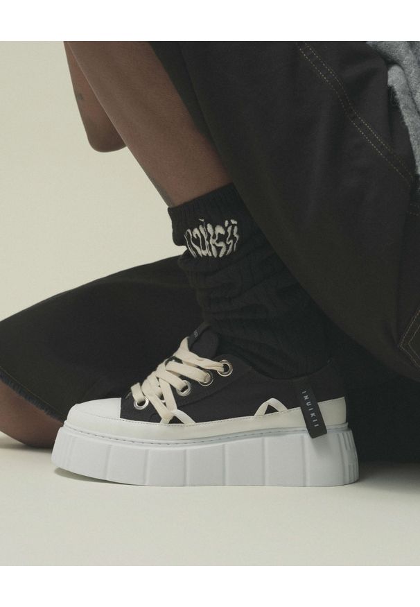 Inuikii - INUIKII MATILDA CANVAS LOW Sneakersy damskie. Okazja: na co dzień. Kolor: czarny. Materiał: materiał, jeans, bawełna, guma. Szerokość cholewki: normalna