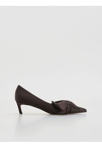 Reserved - Czółenka na obcasie kitten - mahoniowy. Kolor: brązowy. Materiał: materiał. Wzór: gładki. Obcas: na obcasie. Wysokość obcasa: średni #1