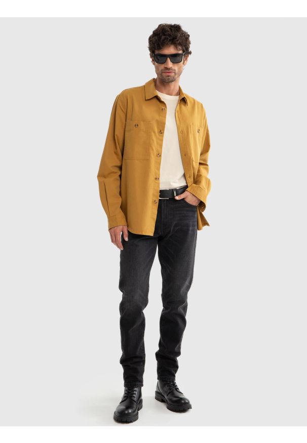 Big-Star - Koszula męska z ozdobnymi guzikami musztardowa Szakit 803. Typ kołnierza: kołnierzyk klasyczny. Kolor: brązowy. Materiał: jeans. Długość rękawa: długi rękaw. Długość: długie. Styl: klasyczny