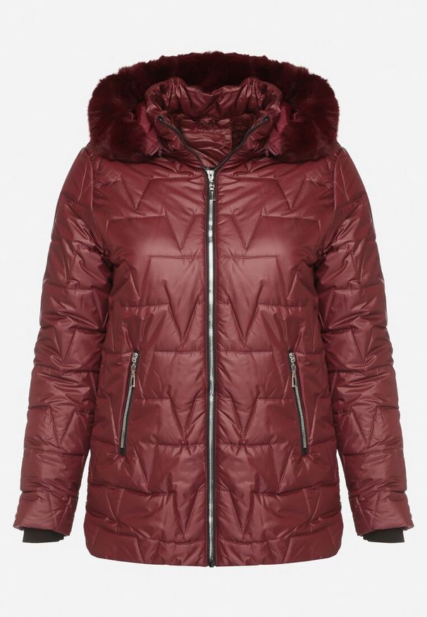 Born2be - Bordowa Pikowana Kurtka z Kapturem z Futerkiem Azilma. Okazja: na spacer, na co dzień. Typ kołnierza: kaptur. Kolekcja: plus size. Kolor: czerwony. Materiał: futro. Wzór: aplikacja. Styl: casual, klasyczny