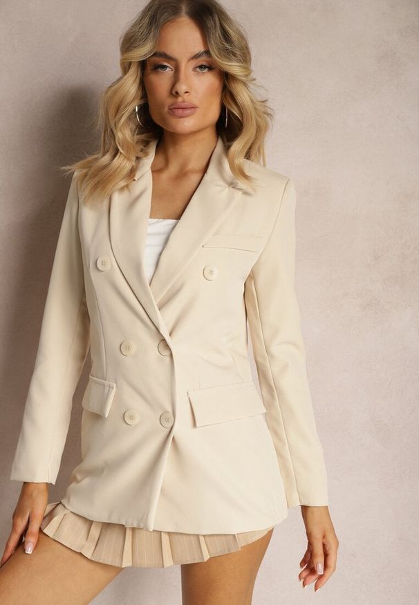Renee - Jasnobeżowa Dwurzędowa Marynarka z Ozdobnymi Klapami Elizabeto. Kolor: beżowy. Materiał: jeans. Długość: krótkie. Styl: elegancki