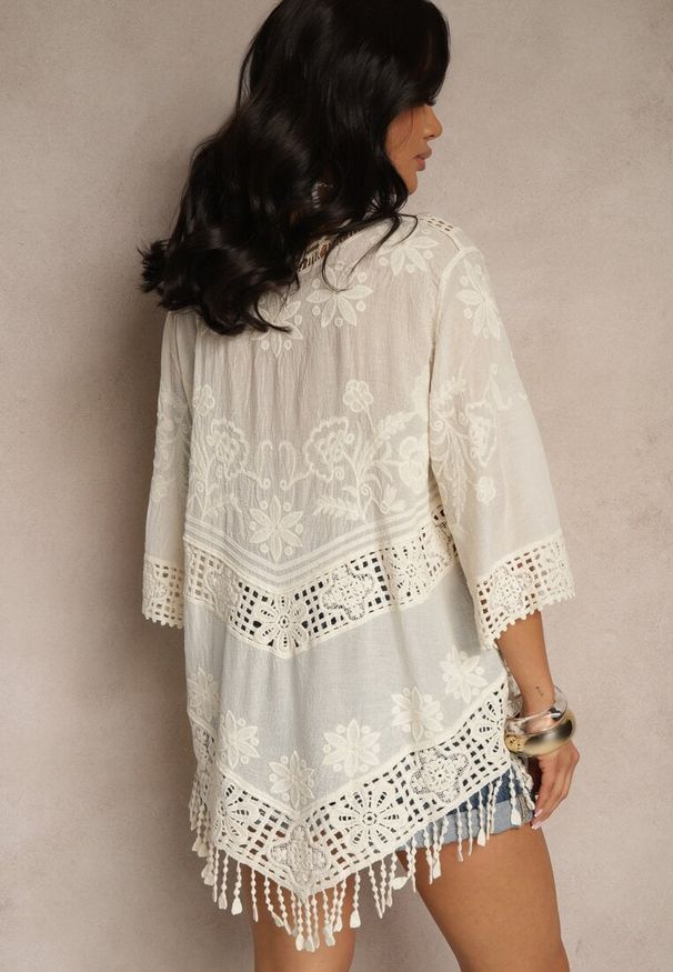 Renee - Jasnobeżowa Bluzka Boho z Bawełny o Kroju Oversize Zdobiona Haftem i Koronką Mailenai. Okazja: na co dzień. Typ kołnierza: dekolt w serek. Kolor: beżowy. Materiał: bawełna, koronka. Długość rękawa: krótki rękaw. Długość: krótkie. Wzór: haft, aplikacja, koronka. Styl: boho