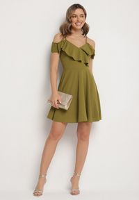 Born2be - Jasnozielona Sukienka Rozkloszowana na Ramiączkach z Falbankami Polauri. Okazja: na co dzień. Typ kołnierza: kołnierz z falbankami. Kolor: zielony. Długość rękawa: na ramiączkach. Styl: casual, elegancki, klasyczny #3