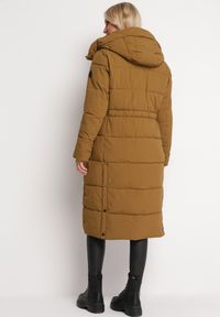 Born2be - Brązowa Zimowa Kurtka za Kolano Płaszcz z Szerokim Pikowaniem i Nieodpinanym Kapturem Hressa. Kolor: brązowy. Długość: długie. Wzór: aplikacja. Sezon: zima #4