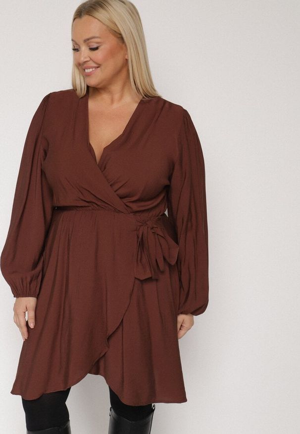 Born2be - Brązowa Kopertowa Sukienka z Wiskozą z Wiązaniem w Pasie Vidila. Kolekcja: plus size. Kolor: brązowy. Materiał: wiskoza. Sezon: wiosna, jesień. Typ sukienki: kopertowe