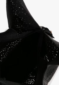 Born2be - Czarna Ażurowa Torebka Hobo z Dodatkową Saszetką Frosira. Kolor: czarny. Wzór: ażurowy. Materiał: zdobione. Styl: klasyczny, elegancki, casual #3