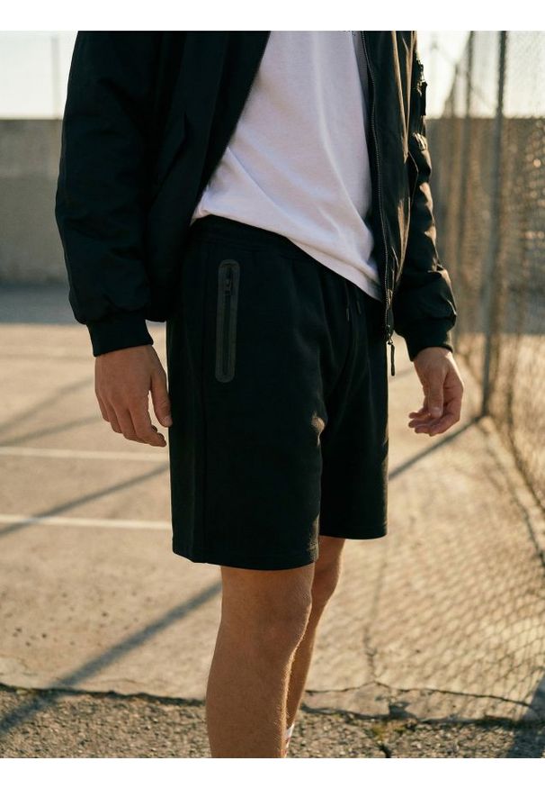 Sinsay - Szorty z kieszeniami na zamek - czarny. Kolor: czarny
