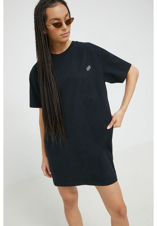 Superdry sukienka bawełniana kolor czarny mini oversize. Kolor: czarny. Materiał: bawełna. Długość rękawa: krótki rękaw. Typ sukienki: oversize. Długość: mini