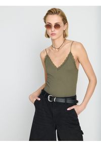 Sinsay - Body na ramiączkach z koronką - zielony. Kolor: zielony. Materiał: koronka. Długość rękawa: na ramiączkach. Wzór: koronka #1