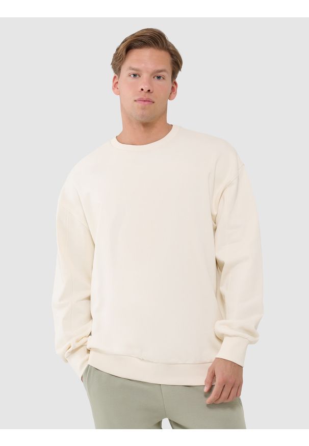 4f - 4F Bluza dresowa oversize nierozpinana bez kaptura męska - beżowa XXL. Okazja: na co dzień. Typ kołnierza: bez kaptura. Kolor: beżowy. Materiał: dresówka. Styl: klasyczny, casual, sportowy